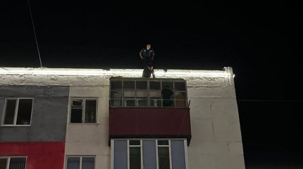 Полицейский спас жительницу Хромтау от прыжка с пятого этажа
