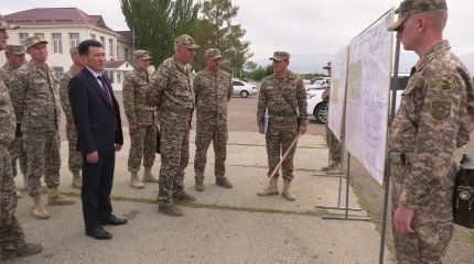 Министр обороны наградил военнослужащих по итогам учений «Батыл тойтарыс-2023»