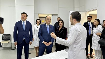 Президент Албании посетил больницу медцентра УДП РК