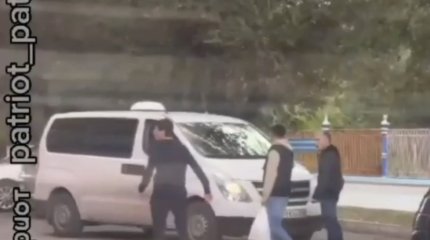 С ножом на дороге разбирались водители в Караганде