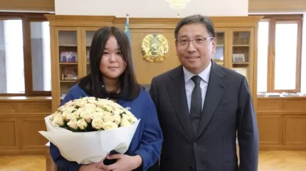 "Қарт адамды кемсіткенде шыдай алмадым". Автобуста зейнеткерге араша түскен қыз марапатталды