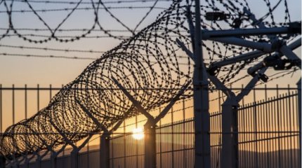 Больше недели ищут сбежавшего убийцу из колонии в США