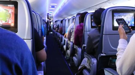 Ұшақта темекі шеккен жасөспірім қыздың заңды өкіліне айыппұл салынды