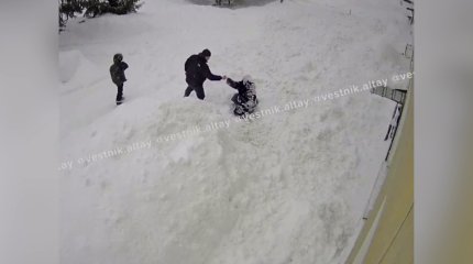 Пенсионерку завалило снегом в Восточном Казахстане