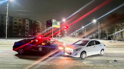 Таксист намеренно врезался в патрульную машину в Костанае