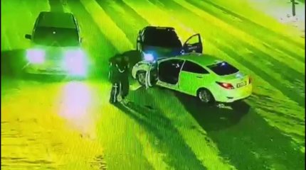 Такси жүргізушісі полицейлердің қызметтік көлігін әдейі соқты