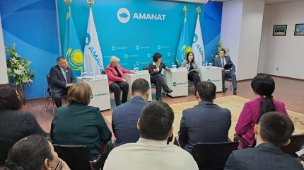 Мәжіліс депутаттары Көкшетаудағы әлеуметтік-психологиялық қолдау орталығына барды