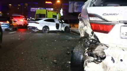 Алматыда бір жерде екі жол апаты болып, адамдар зардап шекті