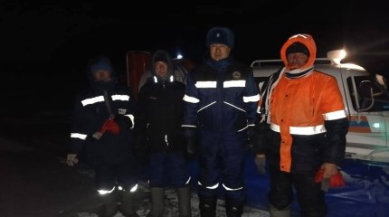 Трех рыбаков унесло на льдине на озере Балхаш