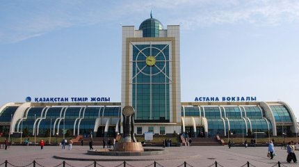 "Эскалатордан құлап жатыр". Астанадағы теміржол вокзалында адамдар қысылып қалған