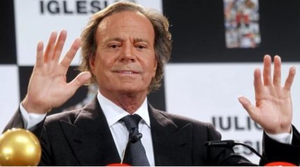 Знаменитого певца Хулио Иглесиаса задержали в аэропорту из-за багажа с едой