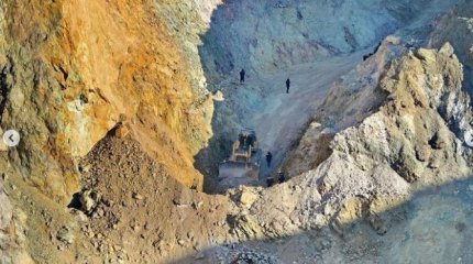 Автобус провалился под землю в Павлодарской области: найдена сумка одного из спасателей