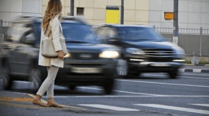 Уступать дорогу автомобилям: МВД исключило из закона норму для пешеходов