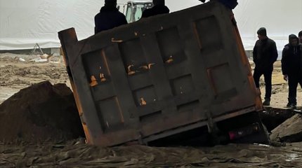 Алматының қақ ортасында жүк көлігі шұңқырға түсіп кетті