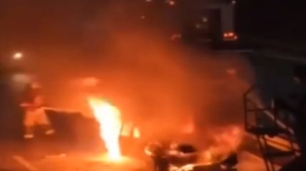 Алматыда көшенің қақ ортасында көлік өртеніп кетті