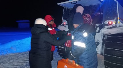 Беременную женщину пришлось везти на "Шерпах" из-за бездорожья в ВКО