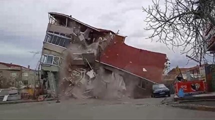 Многоэтажка рухнула в Стамбуле из-за строительства метро