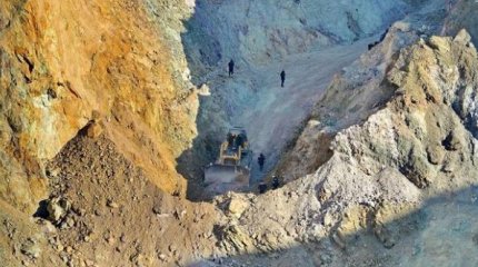 Малогабаритный экскаватор спустили на тросе в воронку для поисковых работ в Майкаине