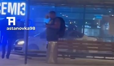 Человека в шортах и футболке заметили возле столичного аэропорта.