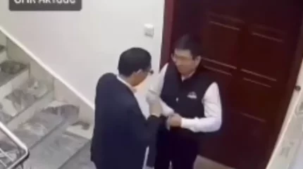 Күмәнді бейнежазба: Облыс әкімі орынбасарының көмекшісіне конверт кімнен келді?