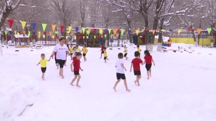 Ақтөбедегі балабақшалардың бірінде бөбектерді  қардың үстіне жалаң аяқ жүгіртеді