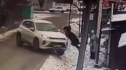 Школьница отделалась синяками после жуткого наезда авто в Алматинской области