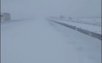 Метёт сильно: "КазАвтоЖол" показал, что происходит на закрытых дорогах в пяти областях Казахстана