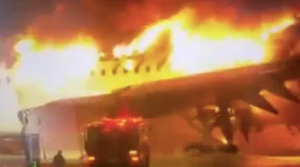 Токио әуежайында қонып бара жатқан ұшақ өртенді