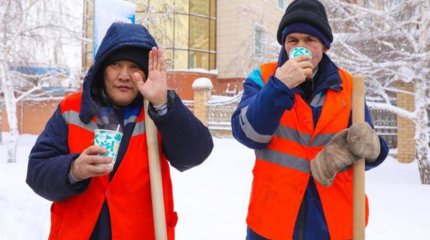 Снегопад в Астане: волонтеры угощают коммунальщиков баурсаками и чаем