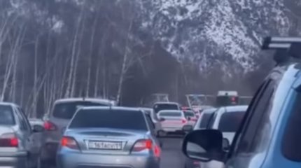 Полдня до Медеу: многокилометровые пробки в горах сняли алматинцы