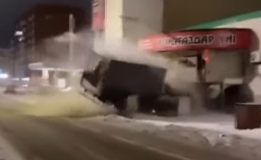 Газель на скорости протаранила магазин в Павлодаре