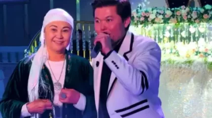 "1500 раушан гүл, жаңа көлік". Әнші Ернар Айдар анасының 60 жас мерейтойын ерекше сый жасады