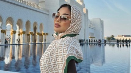 «Бәрібір жәннатқа кірмейсің»: Хиджаб киіп, мешіт аралаған Say Mo елден сөз естіді