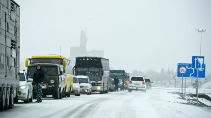 Пропуск грузовых авто ограничили на границе в ЗКО
