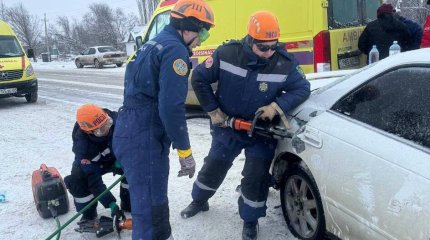 Спасателям пришлось "вырезать" из авто пострадавших при ДТП в Алматинской области