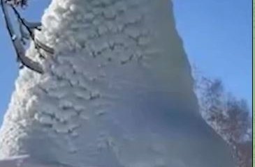 Ледяной вулкан забил в Саратовской области