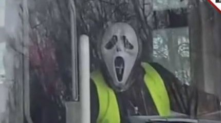 В Усть-Каменогорске уволили водителя, который работал в маске "лицо призрака"