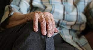 Медбике екі зейнеткердің ақшасын ұрлаған