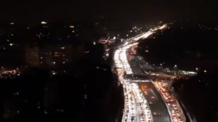 Многокилометровые ночные пробки во время землетрясения в Алматы сняли на видео