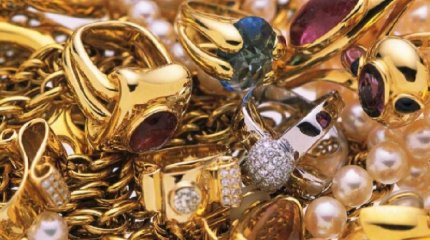 Елордада бала күтуші үй иесінің алтын бұйымдарын жымқырған