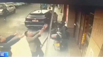 6-қабаттан құлаған баланы жерге түсірмей қағып алған