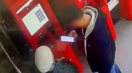 Түркістанда ер адам тұрғындарды алдап, олардың банк картасынан ақша шешіп алған