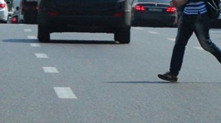 Павлодарка кидалась под колёса авто