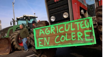 На протестах во Франции погибла 12-летняя школьница: разъяренные фермеры объявили блокаду Парижа