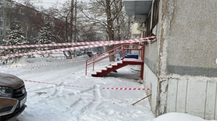 Крыша многоэтажки обрушилась под тяжестью снега в Петропавловске