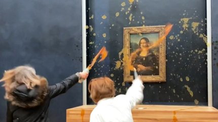 Экоактивисты облили супом знаменитую "Джоконду" в Лувре