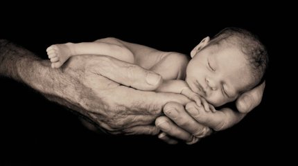 Экибастузец принял роды у жены, не дождавшись скорой