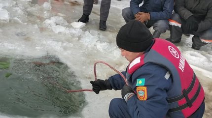 Атырауда көлік мұз астына түсіп кетті