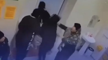 Науқастың туыстары дәрігердің шашынан жұлып, сүйреген