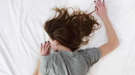 "Етпетінен жатып ұйықтау қауіпті". Дәрігер себебін атады